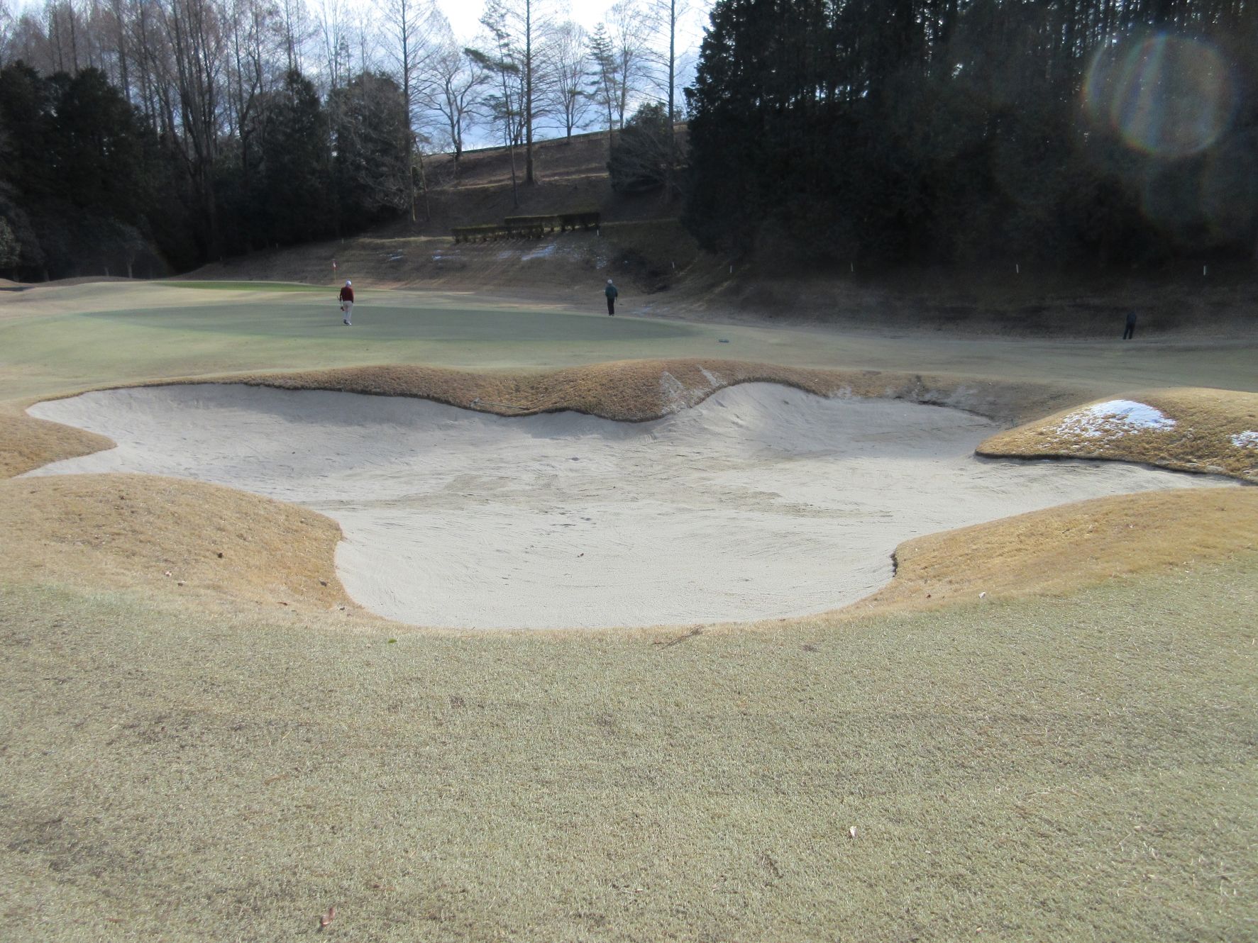 2番ホールガードバンカーを修繕しました。（令和８年２月１3日）